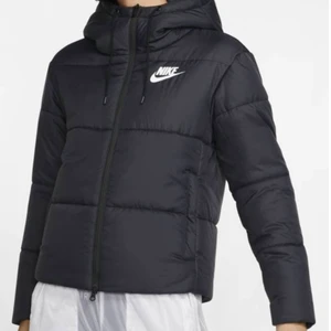 Vinterjacka nike  - Jätteskön dunjacka från Nike i storlek S. I bra skick förutom ett litet igensytt hål på insidan (gör absolut ingenting). Lånad bild så meddela vid intresse för fler bilder!!💕 nypris 1100kr🦋