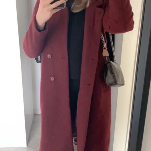 Vinröd kappa - Jätte fin vinröd kappa i storlek xs/s, jag har varit både en liten xs och en stor s och den har passat båda. Kan skickas elr mötas i karlstad❤️