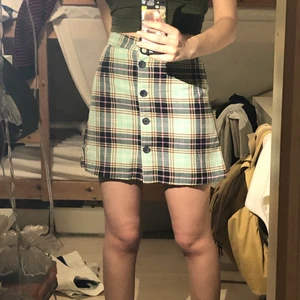 monki kjol size 34 - säljer en supersnygg kjol inköpt på monki för några år sen. använd 2-3 ggr och i fint skick! 