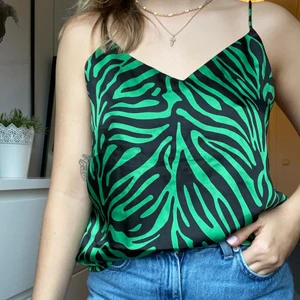 Satinlinne  - Super snygg detalj i ryggen och går att jutsera knytningen där bak till går hårt eller löst man vill ha det. Har använts fåtal gånger men är i som nyskick! Säljer för att det inte kommer till användning längre, strl 36! Skickar såklart fler bilder och frakt tillkommer! 🧸🧸