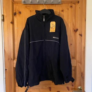 Nike Jacka från 90-talet Storlek S/M - Nike Jacka från 90-talet. First Edition Jacka M fast sitter mer som en stor S. Helt ny och oanvänd fortfarandet med prislappen på!