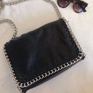 ⚡️TIAMO VÄSKA⚡️ - Säljer nu min fina populära TIAMO väska⚡️🎸 Det är den stora modellen och väskan är i mycket fint skick🌟 Köp direkt för 250kr💫