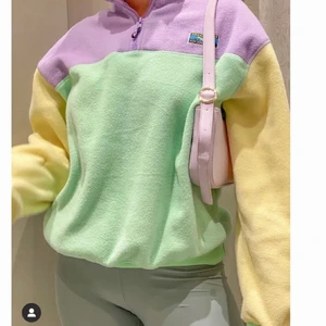 Fleece Junkyard Pastell Vintage  - Hej! Jag säljer denna fleece från Junkyard med en vintage vibe som sålde slut för längesedan och många sökt efter. Det är inte min tröja på bilden men har en likadan, i bättre skick skulle jag säga då min inte alls är nopprig utan i nyskick. Storlek S som på bilden, oversize i storleken, sjukt snygg! 