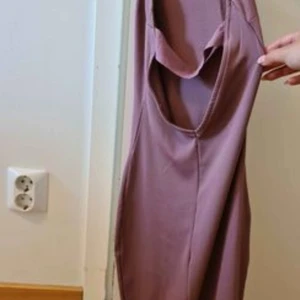 Figursydd klänning Gina Tricot strl S. - Kort figursydd klänning från Gina Tricot i färgen mauve strl S som är använd vid ett tillfälle.  