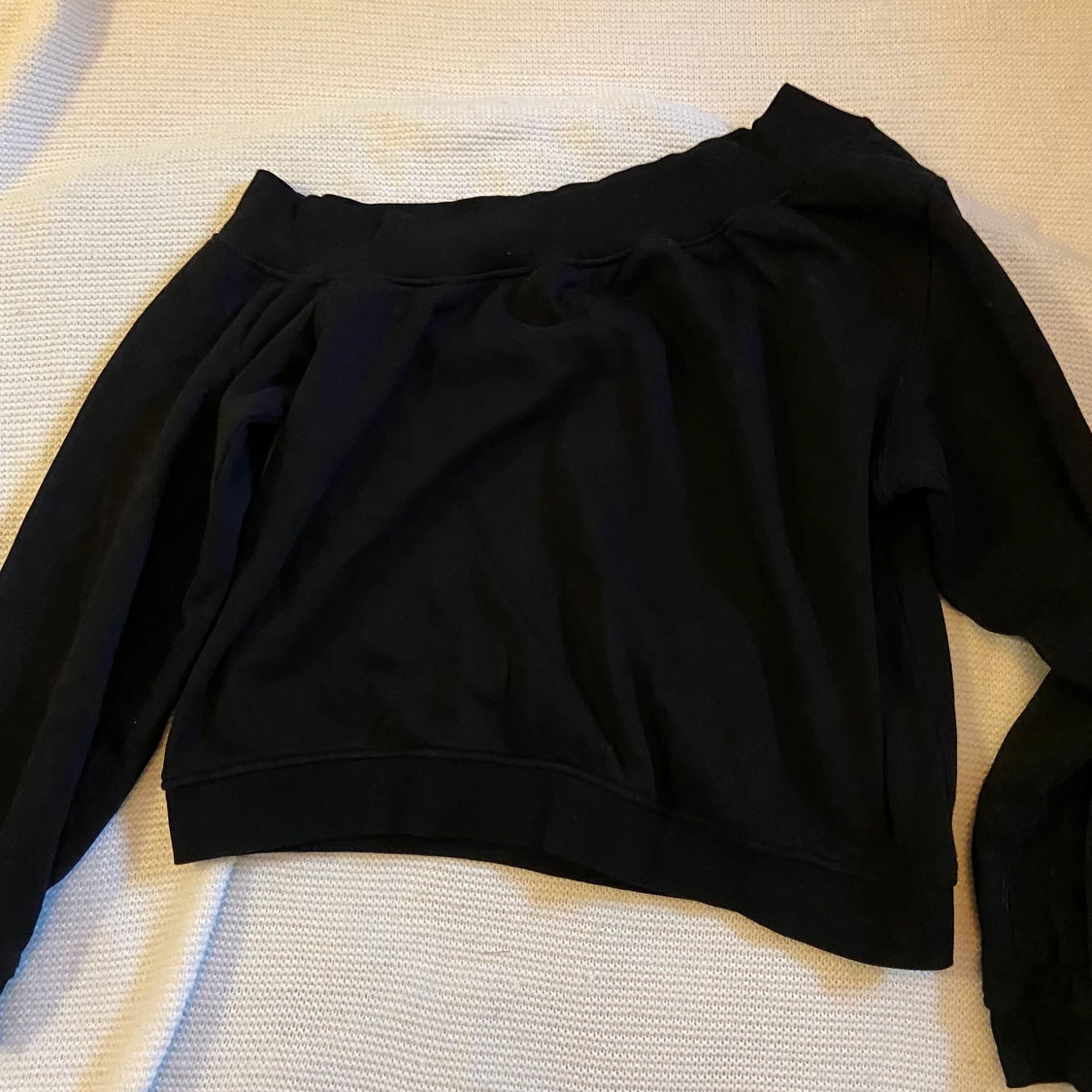 Svart snedskuren tröja  - 90