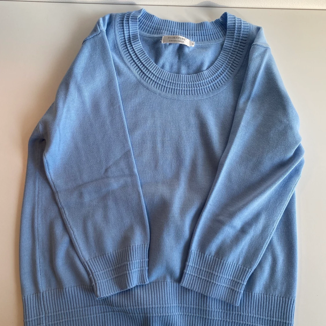 Ljusblå stickadtröja i Strl M - 91