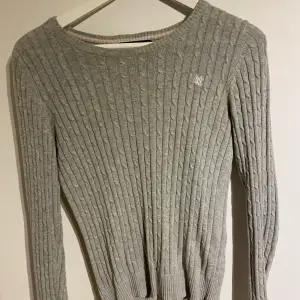 En oanvänd stickad tröja från Gina tricot. Töjbar då ärmarna kan anses vara små men den formar sig efter hur man ser ut❣️ den har även ett fint litet märke på vänster sida av tröjan❣️