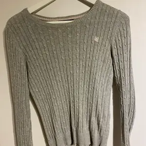 En oanvänd stickad tröja från Gina tricot. Töjbar då ärmarna kan anses vara små men den formar sig efter hur man ser ut❣️ den har även ett fint litet märke på vänster sida av tröjan❣️