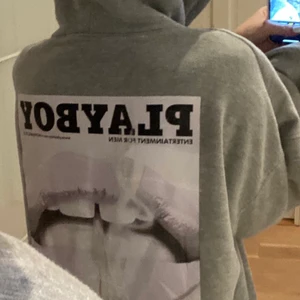 Playboy hoodie - Helt ny och oanvänd grå playboy hoodie, storlek 32🖤🤍 köpt på missguided.se🖤 lapp och band som visar att den inte är använd sitter kvar🤍🖤 300+frakt