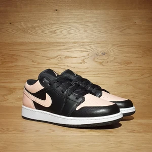 Nike Air Jordan Low "Crimson Tint" - Air Jordan 1 Low "Crimson Tint"  - Size Us 6.5y/Eu 39 - Price: 999kr - Brand new  - All og  For any further questions or pictures regarding the product, dm us or mail contact.yzyresell@gmail.com  When purchasing any kind of Jordans / Airforce 1’s / Sb dunk’s You always get a free pair of Crease shields from @creaseless.se