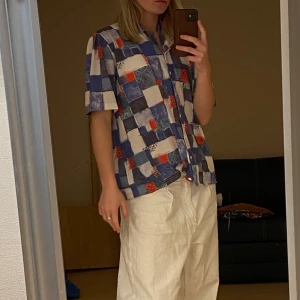 Skjorta - Färgglad skjorta i tunt material, köpt på second hand. Märke eller storlek står inte men skulle gissa på S/M