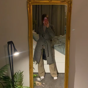 otroligt fin kappa - en otroligt fin kappa från lager 157, använd ett fåtal gånger. nypris 499 och jag säljer den för 200 kr + eventuell frakt☺️ den är lång och går att bära på olika sätt. midjemått är ca 90 cm men går att justera med banden!