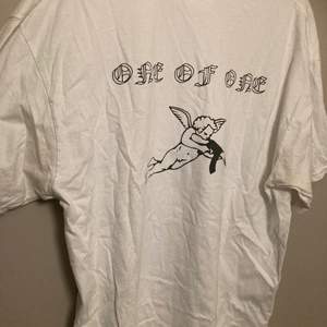 En vit One of One T-shirt i storlek XL
