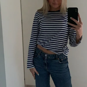 Randig tröja - Mörkblå randig tröja från monki, supersöt storlek S! 