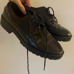 Skor - Skor åt det lite bruna hållet, riktigt mäktiga men har för många skor så säljer vidare🖤