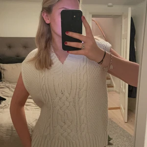Stickad väst - Säljer min creme vita stickade väst från H&M🤍. Använd men inte alls sliten! Superfin! Köparen står för frakt🤍