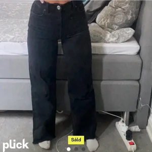 Zara jeans  - Snygga byxor från zara👍🏻 köpte de från en tjej här på plick men har inte blivit använda, det är lånade bilder men lovar er att de e exakt samma byxor💪🏼 köpta för 150kr + frakt men säljer för 100kr ink frakt 