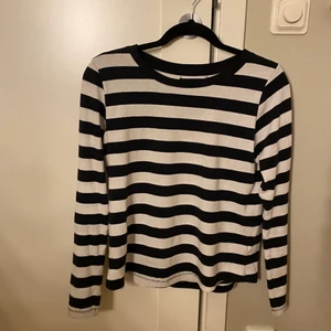 Randig tröja - En randig tröja från lager 157 som är i storlek XS men passar också S🤍🖤