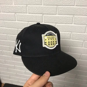 59fifty NY Yankees Stadium Patch - Nästintill ny fitted keps från New Era, endast använd 2-3 gånger. Säljs pga för stor. Den är lite washed out i färgen redan från fabrik. Har böjt den lite men lätt att böja tillbaka eller böja mer. Klistermärket på ovansidan borttaget, den under sitter kvar. Hör gärna av dig vid frågor! Nypris ca 400