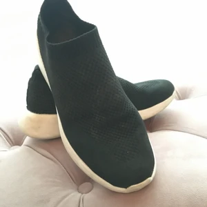 Nike air  - Sparsamt använda, knappt slitna i sulan men innersulans text börjar försvinna. Fint skick. Ordpris 1199kr