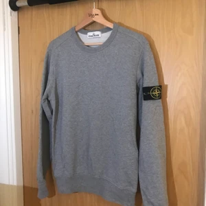 Stone Island Crewneck. Size S - En grå stone island tröja i storlek Small utan luva/ crewneck. Använd ett par gånger bara, fint skick