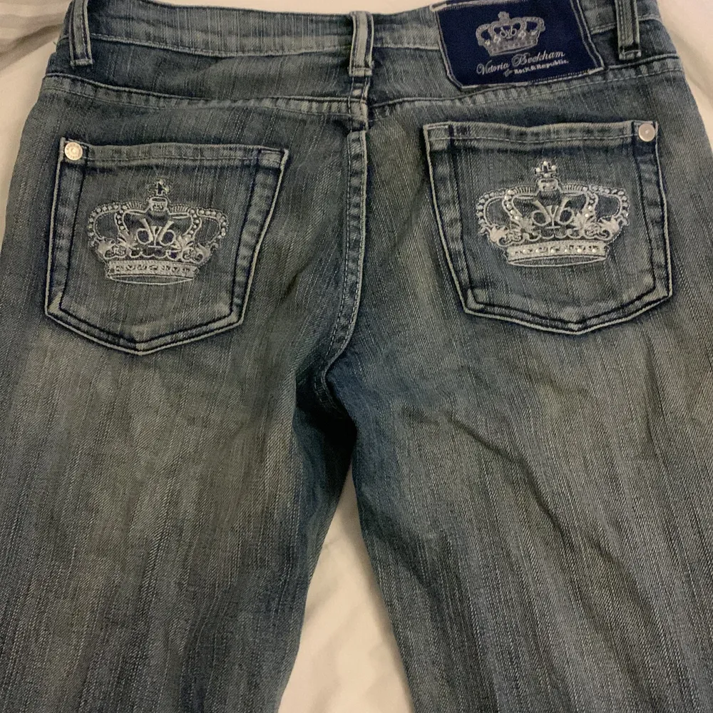 Äkta vctoria Beckham jeans. Dom är i bra skicka. Det är  Boutcut . Jeans & Byxor.
