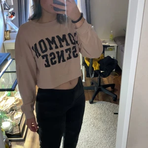 Rosa långärmad tröja  - Rosa långärmad tröja från ginatricot i storlek S. Bokstäverna på tröjan är svarta och glittriga. Tunn men väldigt skön. Testat använd ett fåtal gånger, men rosa är inte min stil. 