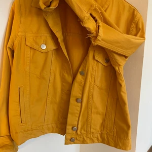 Nakd-jacka storlek 36 - Gul jacka från NAKD med slitningar vid armbågarna. Använd ett fåtal gånger!