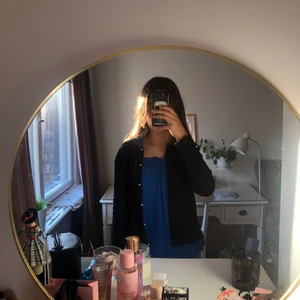 Kofta från Zara - Säljer min jätte fina kofta från Zara eftersom jag vill köpa en ny i annan färg (hör gärna av dig om du vill byta eller säljer) Den är från barn avdelningen men passar mig som vanligtvist bär S.💗 Jätte Fin marinblå färg med knappar som är pärlor. 💙 Inga skador! Hör av dig vid frågor och funderingar!😘