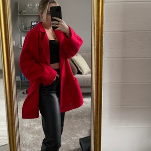 Röd kappa - En superfin röd kappa som jag fått av en kompis som fått den av sin mormor. Alltså vintage men i otroligt fint skick. Tyvärr är den för stor på mig för min smak. Märket är Daniéls