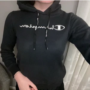  Champion Hoodie - Säljer en mörkblå champion hoodie, tröjan är i fint skick, storlek M men passar även en S, hör av dig vid fler bilder! Skickar spårbart💃🏼