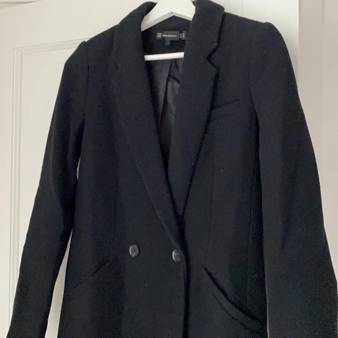 Svart figursydd kappa från Zara - 90