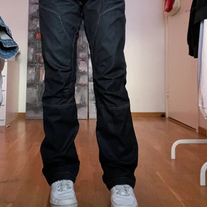 low rise bootcut jeans - skit snygga lågmidjade blåa utsvängda jack n jones jeans köpta på här på plick men tyvärr var dem för långa på mig som är runt 164. as feta fickor med snyggt tryck!💋 