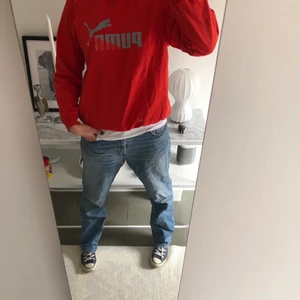 Puma sweatshirt🐈‍⬛ - Har länge funderat på att sälja dennna coola sweatshirt ifrån PUMA! Väldigt cool och enkel att styla, tyvärr har loggan förstörts, men det tycker jag bara ger tröjan mer karaktär! Osäker på om jag vill sälja, men kör en intressekoll! Oklar storlek, US XXL