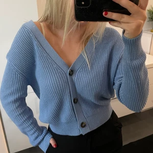 Blå kofta - Mysig blå kofta från Lager 157. Har klippt bort lappen där storleken står. Men skulle säga att de är en S❤️‍🔥❤️‍🔥