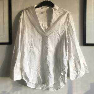 Säljer en vit, oanvänd skjorta / blus från HM i storlek 34! Material: 100% bomull. Skick: som ny! ☀️