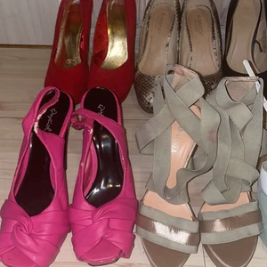 Massa snygga klackar, st 38-39 - Hm Röda mocka, 38, 50kr Bianco snake print, 38kr, 80kr Svarta (hade rosett baktill som jag har tog bort tyvärr) 38, 80kr Madden girl kilklack, grå, 38, 80kr Qupid cerise Rosa/svarta, (lite skavda på färgen lite överallt)38, 30kr PrimaLinea beige, lite färg fläckar, men nya  st 38, 30kr Asos mint grön/vita platå skor, 38, 80kr River island orange bruna, 39, 100kr