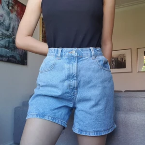 Jeansshorts - Ljusblå jeansshorts med resår i midjan. Strl 36 men passar förmodligen större också. Benen är lite längre så det går att vika upp dem som på bild 2 :)   Skriv om du har frågor eller vill veta exakta mått 