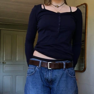 tröja med knappar💫💫 - Mörkblå tröja med knappar framtill. Strl XS men passar även S. Jag på bilderna brukar bära S eller M i tröjor. Bra skick. Bröstvidd: ca 42 cm men tyget är väldigt tretschigt. Färgen är något ljusare än på bilderna. Kollan gärna in mina andra annonser, samfraktar vid köp av två eller fler varor🌻