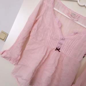 Oanvänd rosa Odd Molly blus i storlek S. Säljer för 150 kr 🌸