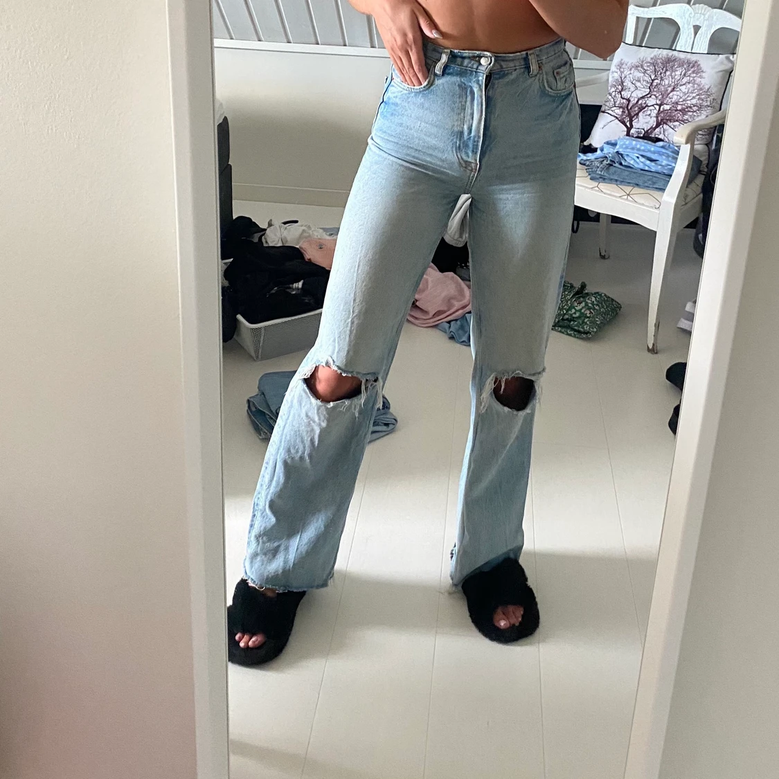 Ljusa jeans med hål