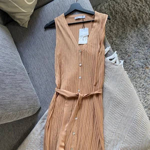 Oanvänd klänning ZARA - Underbar klänning ifrån ZARA. Jag har för mycket kläder därav att jag säljer så mycket kläder med pris lapp, jag får helt enkelt inte plats ☺️ den är i storlek M men som zara är känd för så är storlekarna lite mindre, den passar S då jag pendlar mellan både S och M 💓