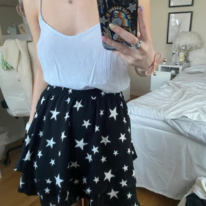 Volang kjol från asos - Fin volang kjol ifrån asos i storlek 34 men passar även 36, säljer då den aldrig är använd. Köpt för 359kr säljer för 199kr, tar även bud!