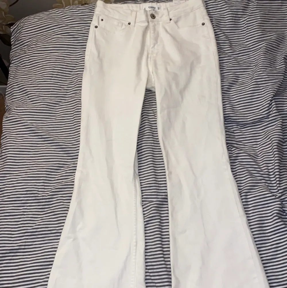 Vita flare jeans från mango i high waist, aldrig använda. I storlek 36. Jeans & Byxor.
