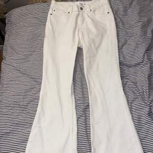 Vita flare jeans från mango i high waist, aldrig använda. I storlek 36