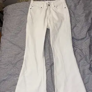 Vita flare jeans från mango i high waist, aldrig använda. I storlek 36