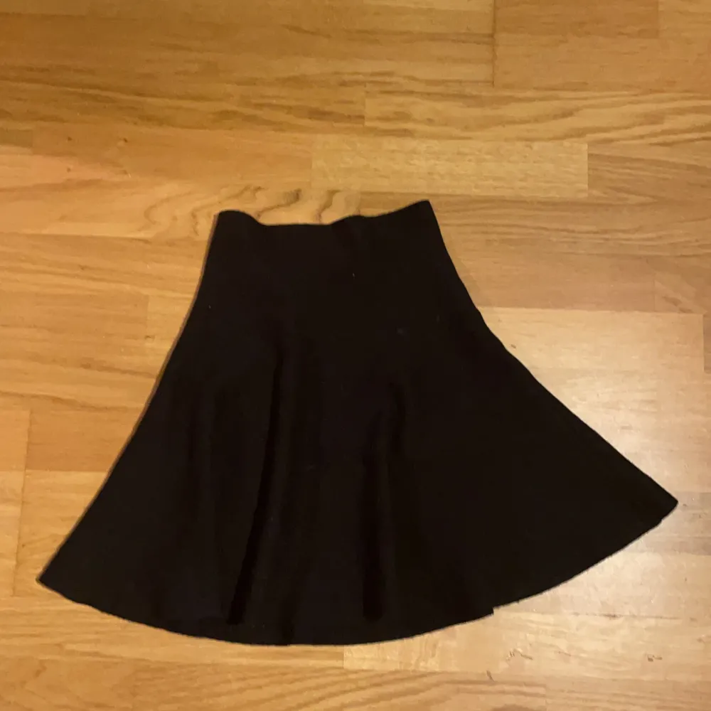 Svart kjol från vero Moda. Det är ett tjockt material. Storlek xs. Kjolar.