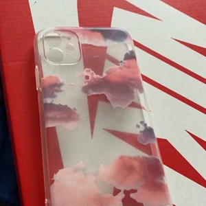 ett enkelt böjbart mobilskal från shein - enkelt mobilskal jag köpt från shein, tror jag använt det 2 gånger, behöver pengar just nu men annars är mobilskalet jätte fint, original priset på shein är 35kr när jag köpte och nu säljer jag det för 50%