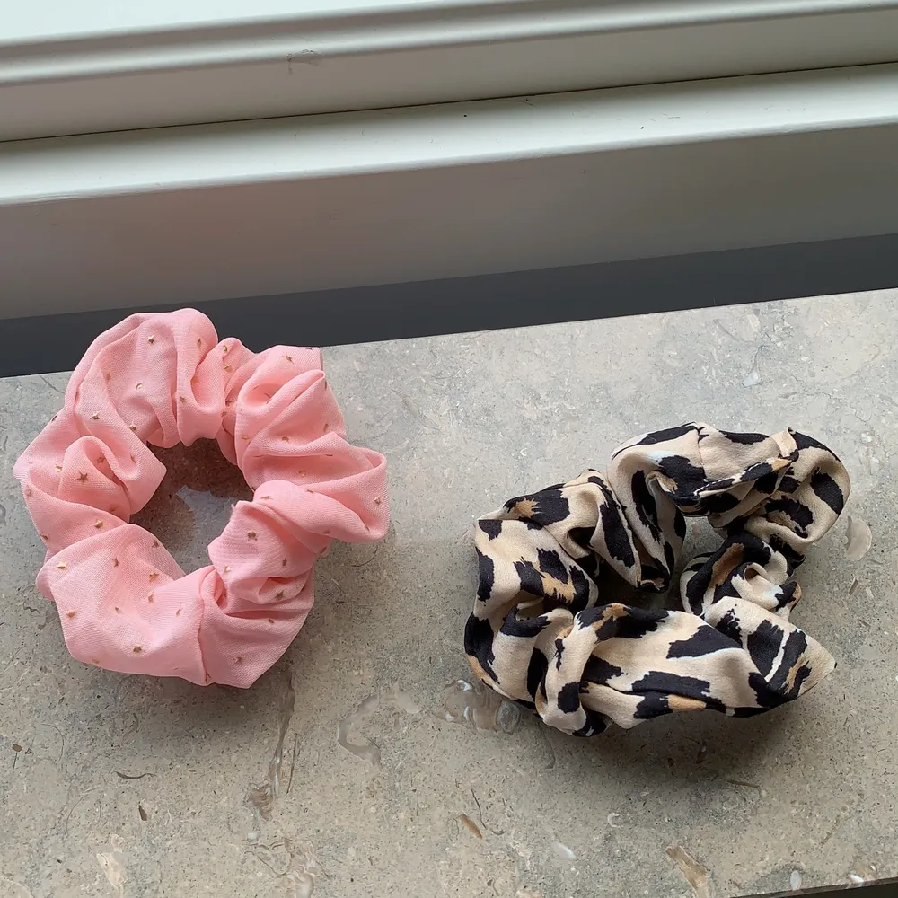 Tre jättefina scrunchies i väldigt bra skick. Alla är från Glitter. Den ljusrosa och leopard mönstrade kostar 10 kr styck och den glittriga som är lite större kostar 20 kr styck ( frakten är inte inkluerad). 20kr för alla tre. 😊😘. Accessoarer.