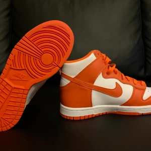 Nike dunk high syracuse  - Hej säljer just nu ett par helt nya Nike dunks high syracuse 2021 i strl 37,5! Original boxen är inkluderad och skorna är helt nya!   Bud vid flera intressen.